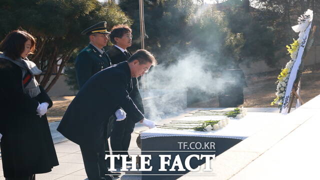 심상휴 청송군의장이 헌화하고 있다. /청송군의회