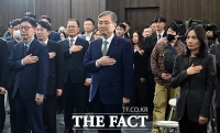  국기에 대한 경례하는 조현 외교부 장관 [포토]