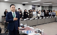  국기에 대한 경례로 새해 업무 시작하는 차정인 국교위원장 [포토]
