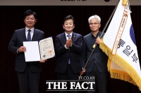  '을지연습 유공' 대통령 단체표창 대리 수여하는 정동영 통일부 장관 [TF사진관]