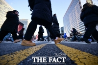  '한파 뚫고' 새해 첫 출근하는 직장인들 [TF사진관]