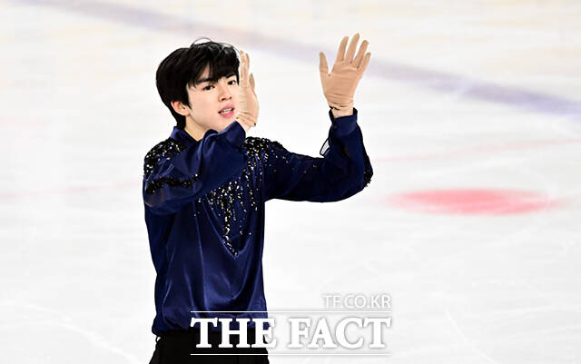 피겨스케이팅 선수 차준환이 3일 오후 서울 양천구 목동아이스링크에서 열린 KB금융 제80회 전국남녀 피겨스케이팅 종합선수권대회에 참가해 남자 시니어 쇼트 경기를 펼치고 있다. /임영무 기자