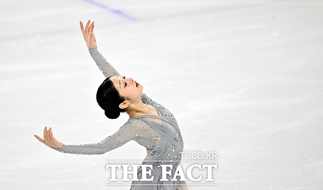 피겨스케이팅 선수 신지아가 3일 오후 서울 양천구 목동아이스링크에서 열린 KB금융 제80회 전국남녀 피겨스케이팅 종합선수권대회에 출전해 쇼트 프로그램 경기를 펼치고 있다. /임영무 기자