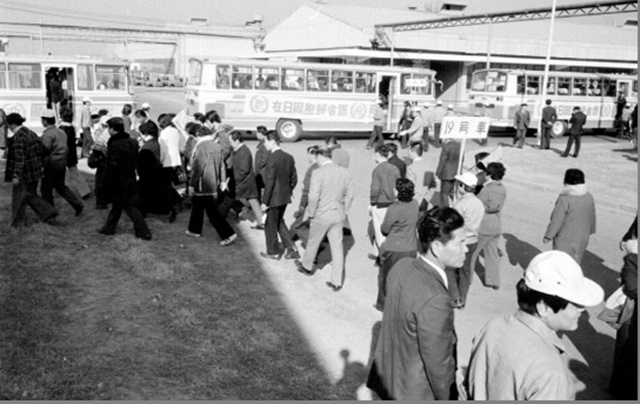 1976년 한국을 방문한 재일조선인총연합회 소속 재일동포 모국방문단 이동 모습. /국가기록원