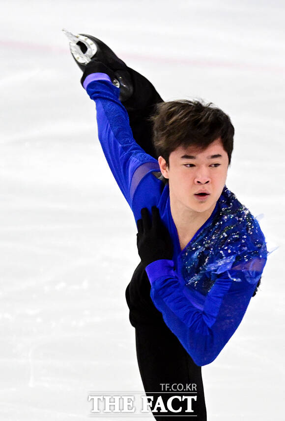 피겨스케이팅 선수 김현겸이 3일 오후 서울 양천구 목동아이스링크에서 열린 KB금융 제80회 전국남녀 피겨스케이팅 종합선수권대회 남자 시니어 쇼트 경기에서 연기를 펼치고 있다. /임영무 기자