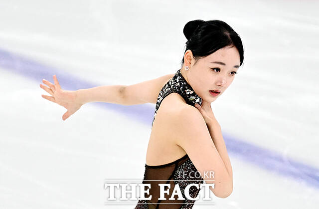 피겨스케이팅 선수 김채연이 3일 오후 서울 양천구 목동아이스링크에서 열린 KB금융 제80회 전국남녀 피겨스케이팅 종합선수권대회에 출전해 쇼트 프로그램 경기를 펼치고 있다. /임영무 기자
