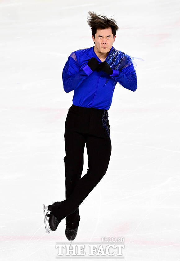 피겨스케이팅 선수 김현겸이 3일 오후 서울 양천구 목동아이스링크에서 열린 KB금융 제80회 전국남녀 피겨스케이팅 종합선수권대회 남자 시니어 쇼트 경기에서 연기를 펼치고 있다. /임영무 기자