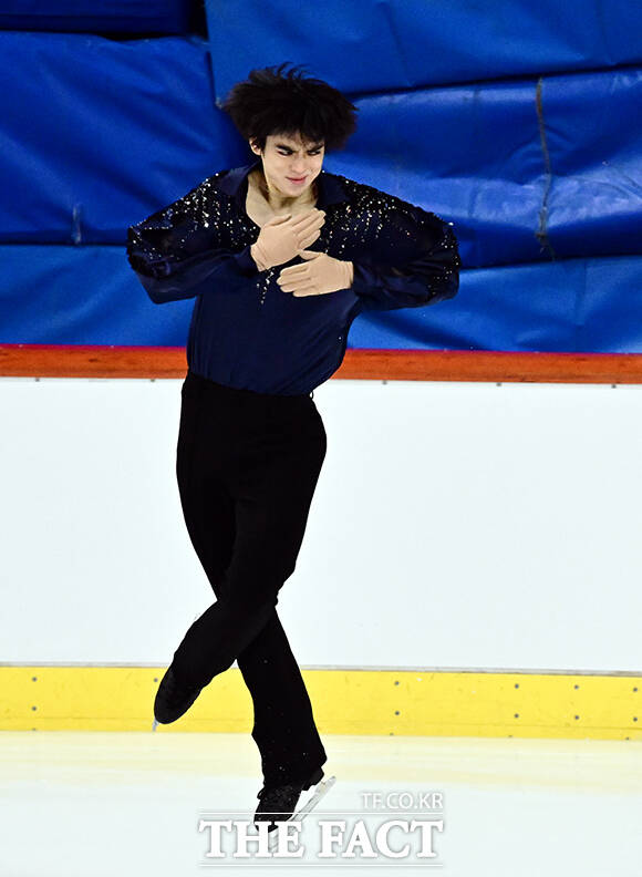 피겨스케이팅 선수 차준환이 3일 오후 서울 양천구 목동아이스링크에서 열린 KB금융 제80회 전국남녀 피겨스케이팅 종합선수권대회에 참가해 남자 시니어 쇼트 경기를 펼치고 있다. /임영무 기자