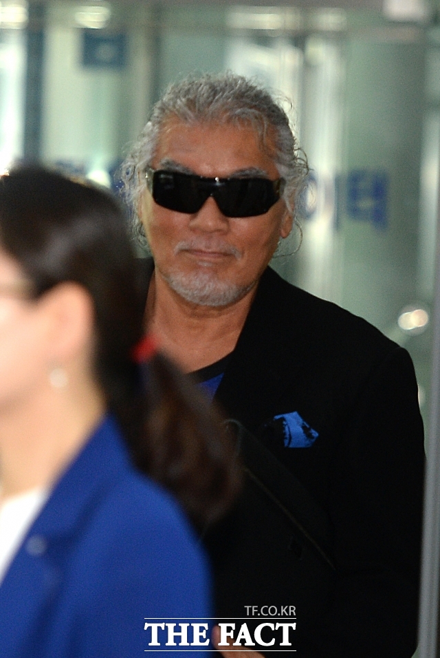 나훈아는 떠났지만 사라지지 않았다. 그는 여전히 한국 대중가요사의 한복판에 서 있다. 무대 위에서는 내려왔지만, 수많은 인생의 배경음악 속에서 가황은 아직도 노래하고 있다. /더팩트 DB