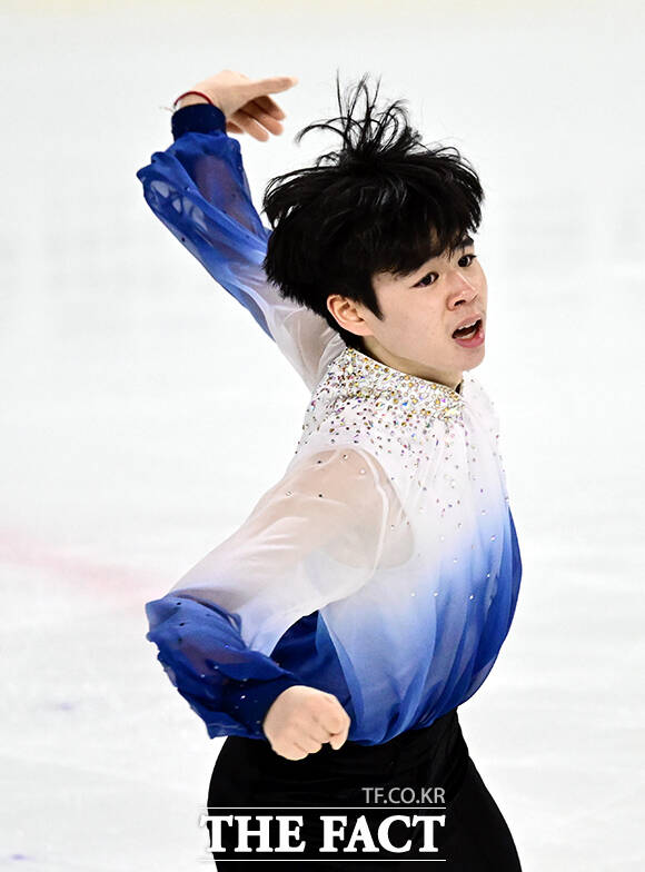 피겨스케이팅 선수 서민규가 3일 오후 서울 양천구 목동아이스링크에서 열린 KB금융 제80회 전국남녀 피겨스케이팅 종합선수권대회에 참가해 남자 시니어 쇼트 경기를 펼치고 있다. /임영무 기자