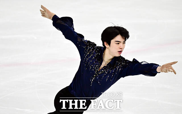 피겨스케이팅 선수 차준환이 3일 오후 서울 양천구 목동아이스링크에서 열린 KB금융 제80회 전국남녀 피겨스케이팅 종합선수권대회에 참가해 남자 시니어 쇼트 경기를 펼치고 있다. /임영무 기자