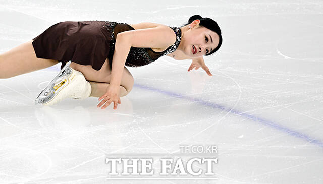 피겨스케이팅 선수 김채연이 3일 오후 서울 양천구 목동아이스링크에서 열린 KB금융 제80회 전국남녀 피겨스케이팅 종합선수권대회에 출전해 쇼트 프로그램 경기를 펼치고 있다. /임영무 기자