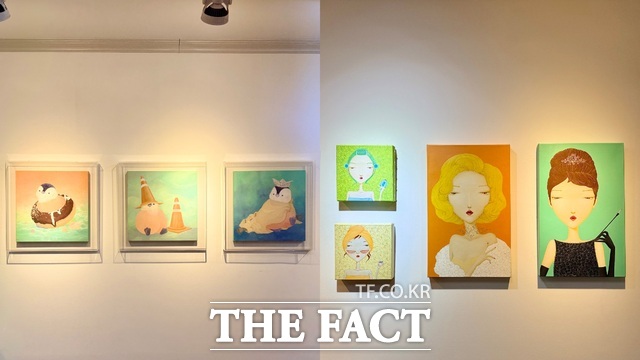 왼쪽에는 이혜준 작가의 펭귄 캐릭터 작품이, 오른쪽에는 추성임 작가의 Mrs. Chu 작품이 전시돼 있다. /아트더힐 갤러리