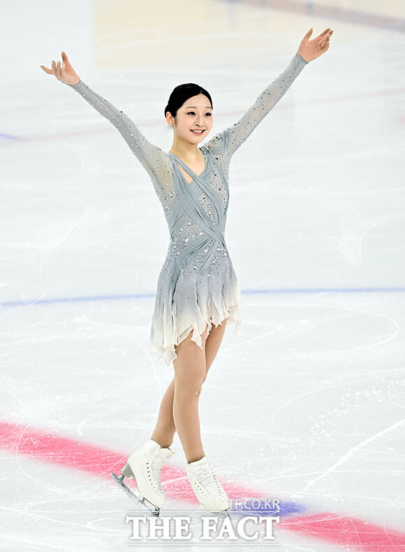 피겨스케이팅 선수 신지아가 3일 오후 서울 양천구 목동아이스링크에서 열린 KB금융 제80회 전국남녀 피겨스케이팅 종합선수권대회에 출전해 쇼트 프로그램 경기를 펼치고 있다. /임영무 기자