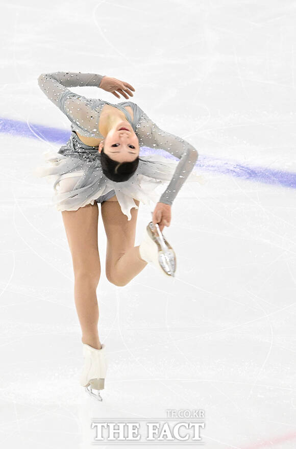 피겨스케이팅 선수 신지아가 3일 오후 서울 양천구 목동아이스링크에서 열린 KB금융 제80회 전국남녀 피겨스케이팅 종합선수권대회에 출전해 쇼트 프로그램 경기를 펼치고 있다. /임영무 기자