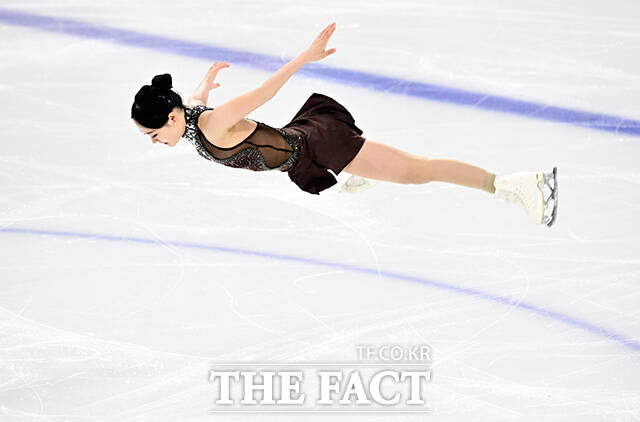 피겨스케이팅 선수 김채연이 3일 오후 서울 양천구 목동아이스링크에서 열린 KB금융 제80회 전국남녀 피겨스케이팅 종합선수권대회에 출전해 쇼트 프로그램 경기를 펼치고 있다. /임영무 기자