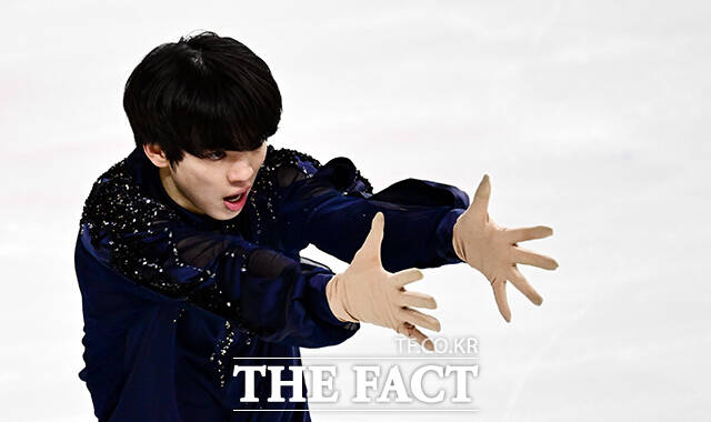 피겨스케이팅 선수 차준환이 3일 오후 서울 양천구 목동아이스링크에서 열린 KB금융 제80회 전국남녀 피겨스케이팅 종합선수권대회에 참가해 남자 시니어 쇼트 경기를 펼치고 있다. /임영무 기자