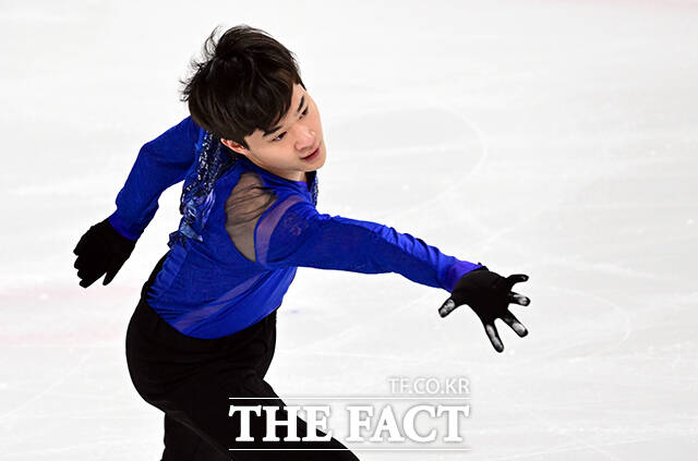 피겨스케이팅 선수 김현겸이 3일 오후 서울 양천구 목동아이스링크에서 열린 KB금융 제80회 전국남녀 피겨스케이팅 종합선수권대회 남자 시니어 쇼트 경기에서 연기를 펼치고 있다. /임영무 기자