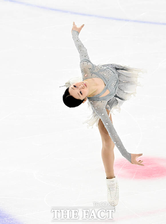 피겨스케이팅 선수 신지아가 3일 오후 서울 양천구 목동아이스링크에서 열린 KB금융 제80회 전국남녀 피겨스케이팅 종합선수권대회에 출전해 쇼트 프로그램 경기를 펼치고 있다. /임영무 기자