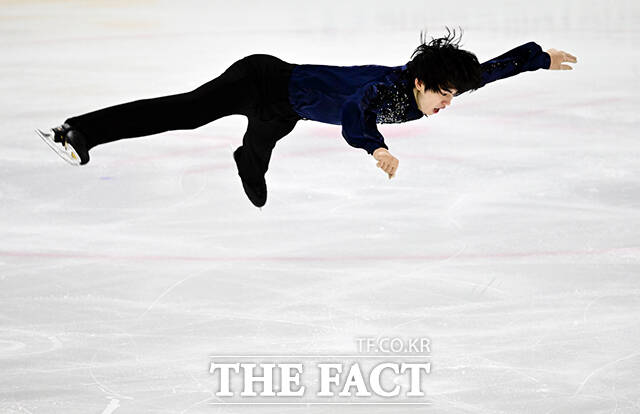 피겨스케이팅 선수 차준환이 3일 오후 서울 양천구 목동아이스링크에서 열린 KB금융 제80회 전국남녀 피겨스케이팅 종합선수권대회에 참가해 남자 시니어 쇼트 경기를 펼치고 있다. /임영무 기자