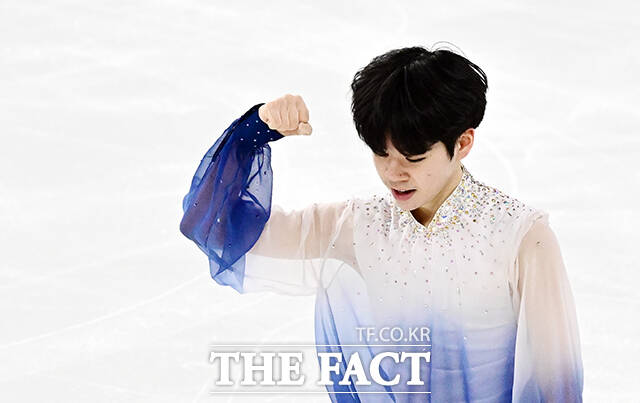 피겨스케이팅 선수 서민규가 3일 오후 서울 양천구 목동아이스링크에서 열린 KB금융 제80회 전국남녀 피겨스케이팅 종합선수권대회에 참가해 남자 시니어 쇼트 경기를 펼치고 있다. /임영무 기자