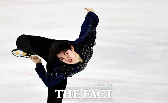 피겨스케이팅 선수 차준환이 3일 오후 서울 양천구 목동아이스링크에서 열린 KB금융 제80회 전국남녀 피겨스케이팅 종합선수권대회에 참가해 남자 시니어 쇼트 경기를 펼치고 있다. /임영무 기자