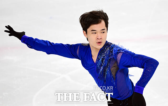 피겨스케이팅 선수 김현겸이 3일 오후 서울 양천구 목동아이스링크에서 열린 KB금융 제80회 전국남녀 피겨스케이팅 종합선수권대회 남자 시니어 쇼트 경기에서 연기를 펼치고 있다. /임영무 기자