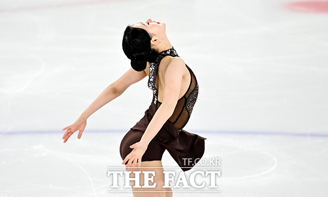 피겨스케이팅 선수 김채연이 3일 오후 서울 양천구 목동아이스링크에서 열린 KB금융 제80회 전국남녀 피겨스케이팅 종합선수권대회에 출전해 쇼트 프로그램 경기를 펼치고 있다. /임영무 기자