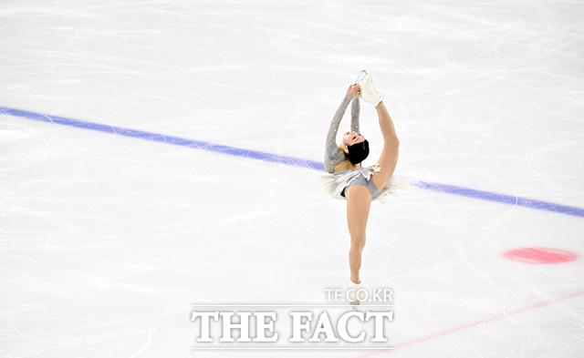 피겨스케이팅 선수 신지아가 3일 오후 서울 양천구 목동아이스링크에서 열린 KB금융 제80회 전국남녀 피겨스케이팅 종합선수권대회에 출전해 쇼트 프로그램 경기를 펼치고 있다. /임영무 기자