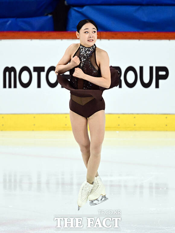 피겨스케이팅 선수 김채연이 3일 오후 서울 양천구 목동아이스링크에서 열린 KB금융 제80회 전국남녀 피겨스케이팅 종합선수권대회에 출전해 쇼트 프로그램 경기를 펼치고 있다. /임영무 기자
