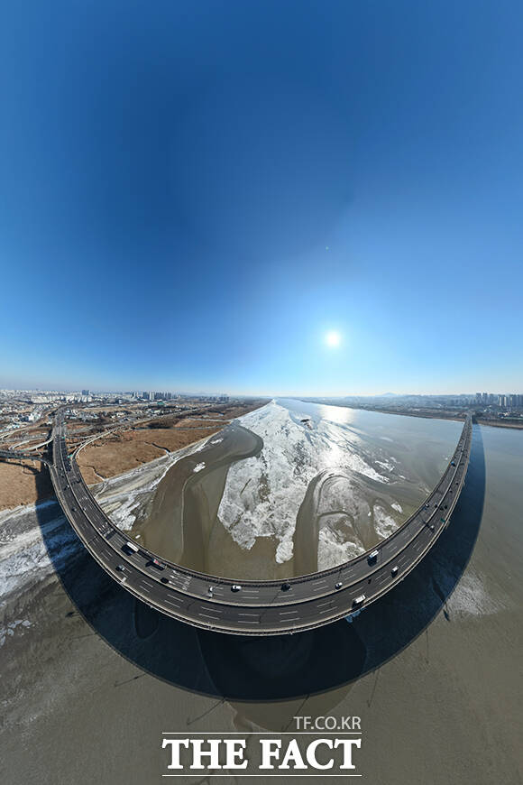 전국적으로 강추위가 이어지고 있는 2일 오전 경기 김포시 일산대교 아래 한강이 얼어 있다. /김포=박헌우 기자