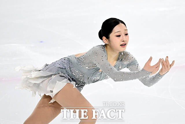 피겨스케이팅 선수 신지아가 3일 오후 서울 양천구 목동아이스링크에서 열린 KB금융 제80회 전국남녀 피겨스케이팅 종합선수권대회에 출전해 쇼트 프로그램 경기를 펼치고 있다. /임영무 기자