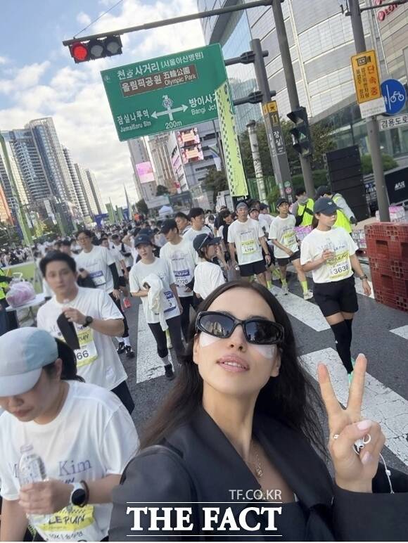 러시아 출신 톱모델 이리나 샤크가 한국을 찾아 서울을 여행한 사진을 소셜미디어에 올렸다. /이리나 샤 크 인스타그램 갈무리