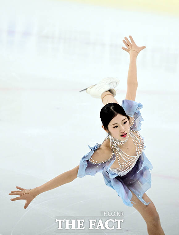 피겨스케이팅 선수 이해인이 3일 오후 서울 양천구 목동아이스링크에서 열린 KB금융 제80회 전국남녀 피겨스케이팅 종합선수권대회에 출전해 쇼트 프로그램 경기를 펼치고 있다. /임영무 기자