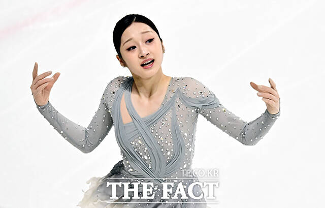 피겨스케이팅 선수 신지아가 3일 오후 서울 양천구 목동아이스링크에서 열린 KB금융 제80회 전국남녀 피겨스케이팅 종합선수권대회에 출전해 쇼트 프로그램 경기를 펼치고 있다. /임영무 기자