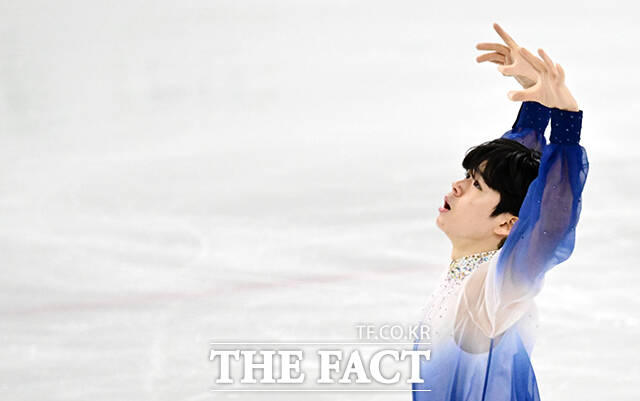 피겨스케이팅 선수 서민규가 3일 오후 서울 양천구 목동아이스링크에서 열린 KB금융 제80회 전국남녀 피겨스케이팅 종합선수권대회에 참가해 남자 시니어 쇼트 경기를 펼치고 있다. /임영무 기자