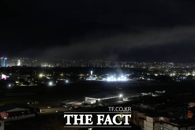 베네수엘라 수도 카라카스에서 3일(현지 시간) 오전 2시께 최소 7차례의 폭발음과 항공기 저공비행 소리가 들렸다고 AP통신이 보도했다. /AP.뉴시스