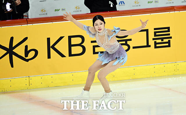 피겨스케이팅 선수 이해인이 3일 오후 서울 양천구 목동아이스링크에서 열린 KB금융 제80회 전국남녀 피겨스케이팅 종합선수권대회에 출전해 쇼트 프로그램 경기를 펼치고 있다. /임영무 기자
