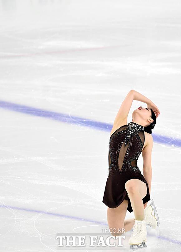 피겨스케이팅 선수 김채연이 3일 오후 서울 양천구 목동아이스링크에서 열린 KB금융 제80회 전국남녀 피겨스케이팅 종합선수권대회에 출전해 쇼트 프로그램 경기를 펼치고 있다. /임영무 기자