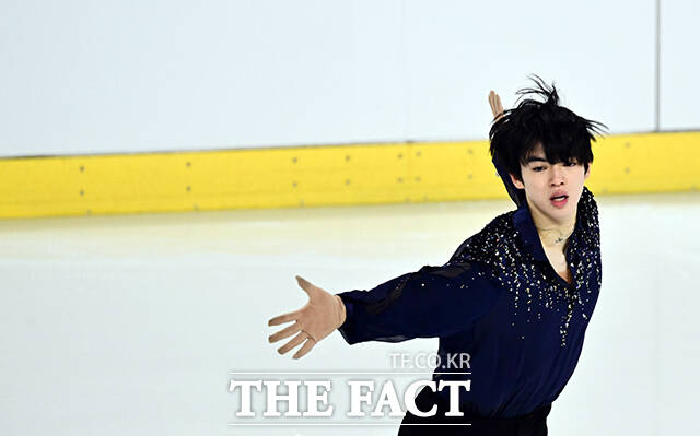 피겨스케이팅 선수 차준환이 3일 오후 서울 양천구 목동아이스링크에서 열린 KB금융 제80회 전국남녀 피겨스케이팅 종합선수권대회에 참가해 남자 시니어 쇼트 경기를 펼치고 있다. /임영무 기자