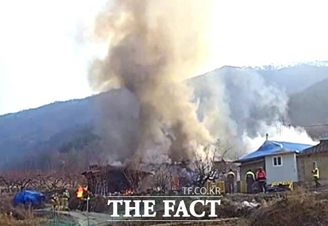 4일 오전 8시 59분쯤 경북 의성군 안평면 한 단독주택에서 불이 나 소방당국이 진화하고 있다. /경북소방본부