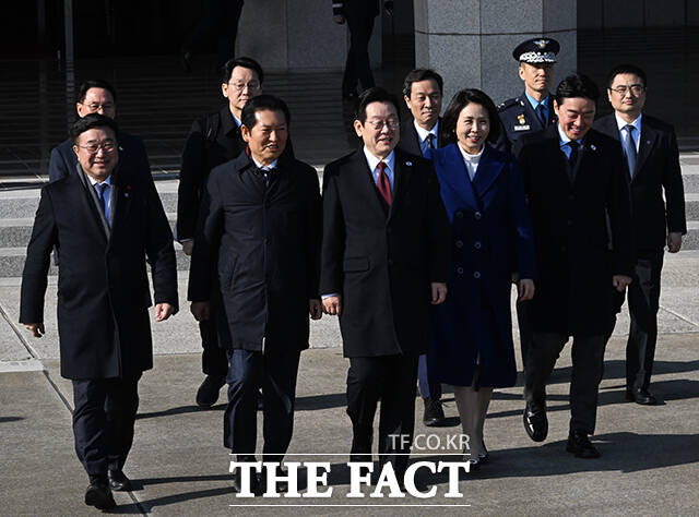 3박 4일 일정으로 중국을 국빈 방문하는 이재명 대통령이 4일 오후 경기 성남시 서울공항에 도착해 공군1호기에 올라 김혜경 여사와 함께 인사를 하고 있다. /서울공항=배정한 기자