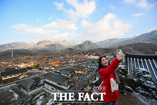 지난해 12월 14일 오후 서울 북한산 일대에 쌓인 설경을 배경으로 외국인 관광객이 기념촬영을 하고 있다. /박헌우 기자