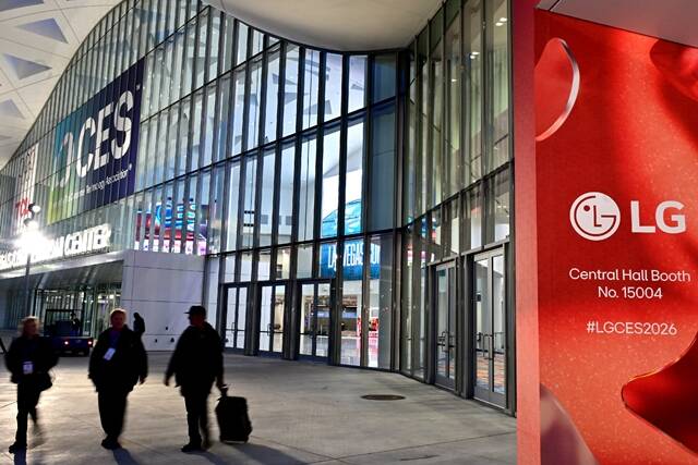 LG전자가 라스베이거스 컨벤션센터 메인 입구에서 광고를 선보이고 있다. /LG전자