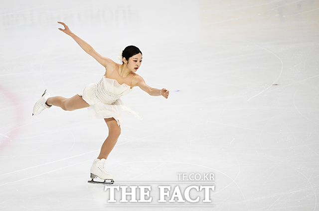 피겨스케이팅 선수 신지아가 4일 오후 서울 양천구 목동아이스링크에서 열린 KB금융 제80회 전국남녀 피겨스케이팅 종합선수권대회에 출전해 프리 스케이팅 연기를 펼치고 있다. /배정한 기자