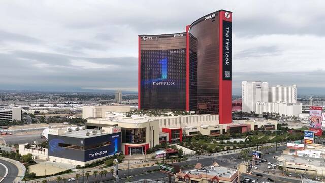 삼성전자가 미국 라스베이거스 리조트월드 호텔에서 'CES 2026' 옥외광고를 실시하고 있다. /삼성전자