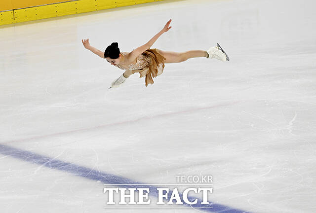 피겨스케이팅 선수 김채연이 4일 오후 서울 양천구 목동아이스링크에서 열린 KB금융 제80회 전국남녀 피겨스케이팅 종합선수권대회에 출전해 프리 스케이팅 연기를 펼치고 있다. /배정한 기자