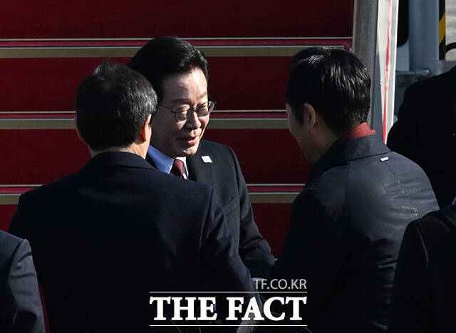 3박 4일 일정으로 중국을 국빈 방문하는 이재명 대통령이 4일 오후 경기 성남시 서울공항에 도착해 공군1호기에 올라 김혜경 여사와 함께 인사를 하고 있다. /서울공항=배정한 기자