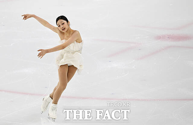 피겨스케이팅 선수 신지아가 4일 오후 서울 양천구 목동아이스링크에서 열린 KB금융 제80회 전국남녀 피겨스케이팅 종합선수권대회에 출전해 프리 스케이팅 연기를 펼치고 있다. /배정한 기자