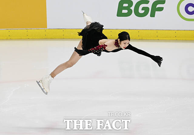 피겨스케이팅 선수 이해인이 4일 오후 서울 양천구 목동아이스링크에서 열린 KB금융 제80회 전국남녀 피겨스케이팅 종합선수권대회에 출전해 프리 스케이팅 연기를 펼치고 있다. /배정한 기자